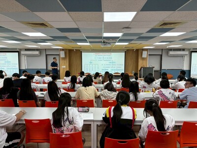 114年10月3日，本系邱發忠主任至清水高中進行升學講座圖片