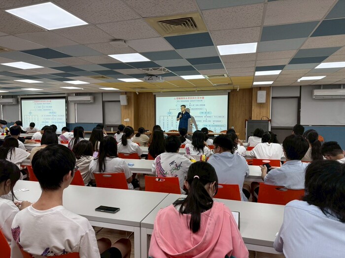 114年10月3日，本系邱發忠主任至清水高中進行升學講座圖片