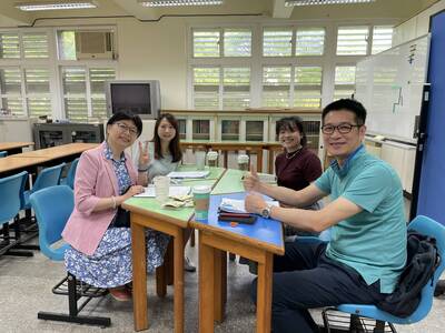 114年5月9日，本系黃政昌老師至重慶國中訪視大四黃郁安同學試講試教圖片