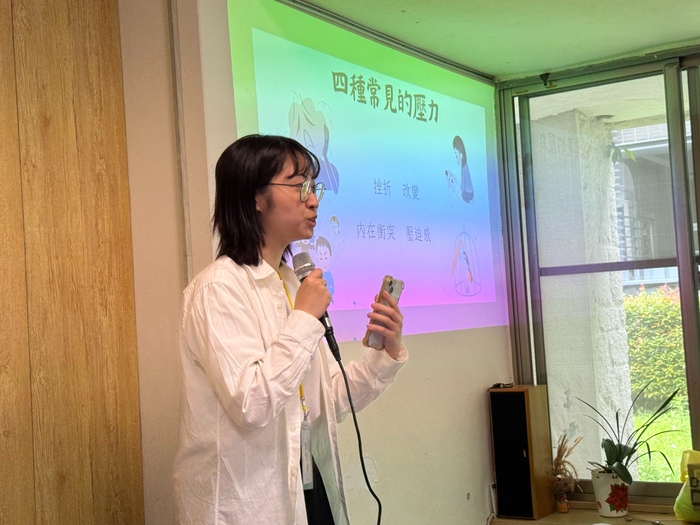 115.04.18系上同學與聖文生之友社區關懷據點一同舉辦青銀共學日心靈工坊。圖片