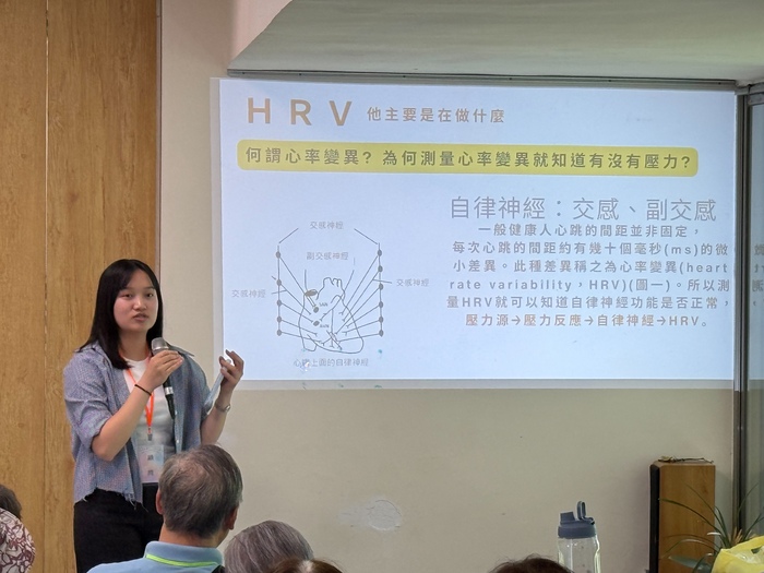 115.04.18系上同學與聖文生之友社區關懷據點一同舉辦青銀共學日心靈工坊。圖片