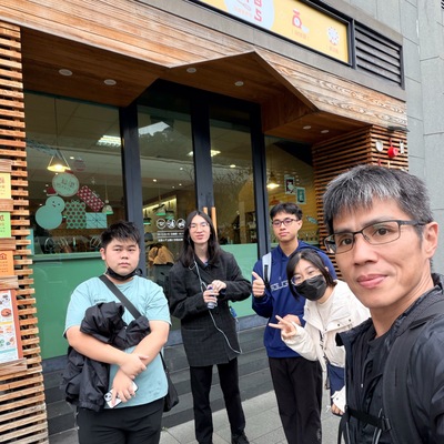 114年12月13日，大二導師帶領導生班同學辦理手作蛋糕活動圖片