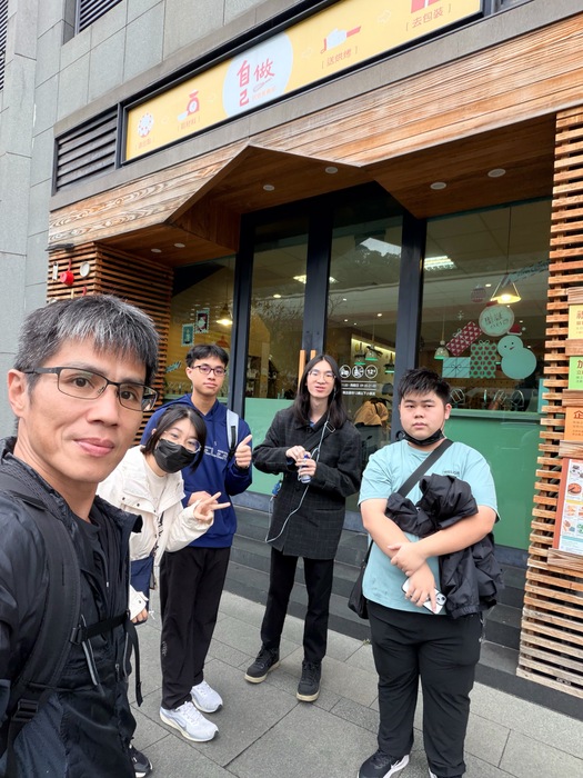 114年12月13日，大二導師帶領導生班同學辦理手作蛋糕活動圖片