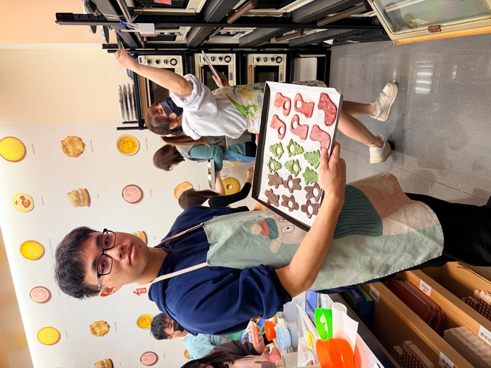 114年12月13日，大二導師帶領導生班同學辦理手作蛋糕活動圖片