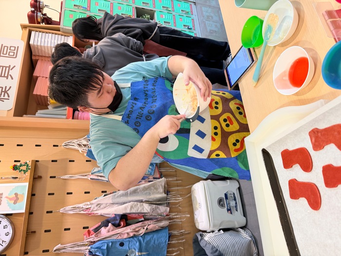 114年12月13日，大二導師帶領導生班同學辦理手作蛋糕活動圖片