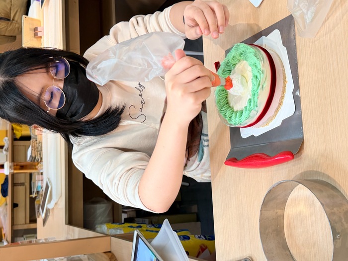 114年12月13日，大二導師帶領導生班同學辦理手作蛋糕活動圖片