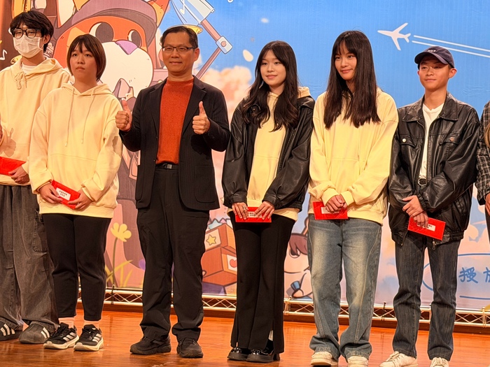 114年12月17日系學會在余景文老師帶領下，寒服隊由副校長授旗勉勵為校爭光圖片