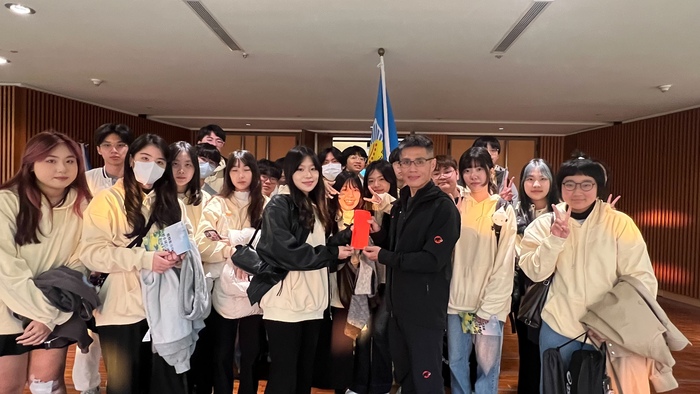 114年12月17日系學會在余景文老師帶領下，寒服隊由副校長授旗勉勵為校爭光圖片