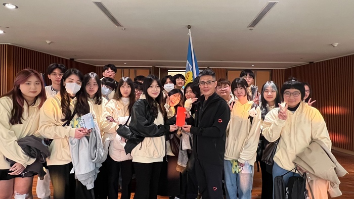 114年12月17日系學會在余景文老師帶領下，寒服隊由副校長授旗勉勵為校爭光圖片