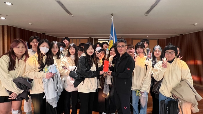 114年12月17日系學會在余景文老師帶領下，寒服隊由副校長授旗勉勵為校爭光圖片