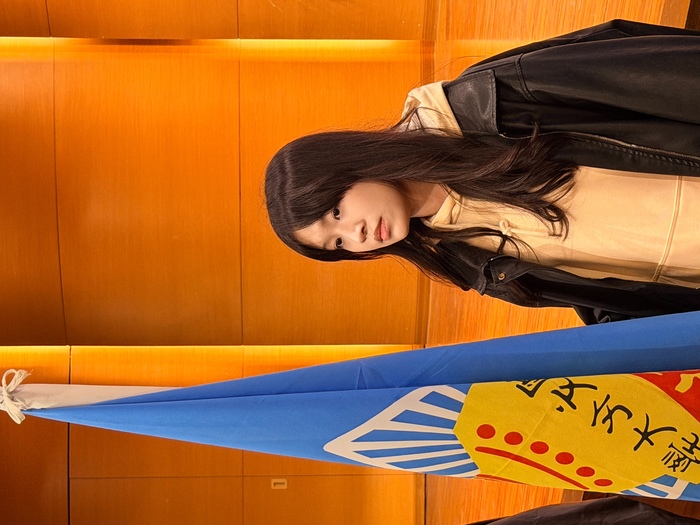 114年12月17日系學會在余景文老師帶領下，寒服隊由副校長授旗勉勵為校爭光圖片