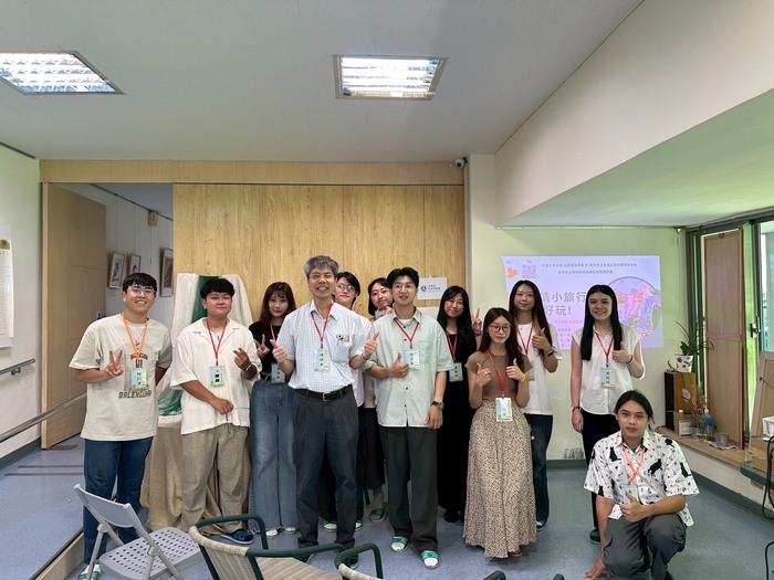 114年9月30日頑童樂心旅遊團本系陳祥美老師帶領本系學生與聖文生之友會共同辦理高齡者心理健康促進與社區關懷活動圖片