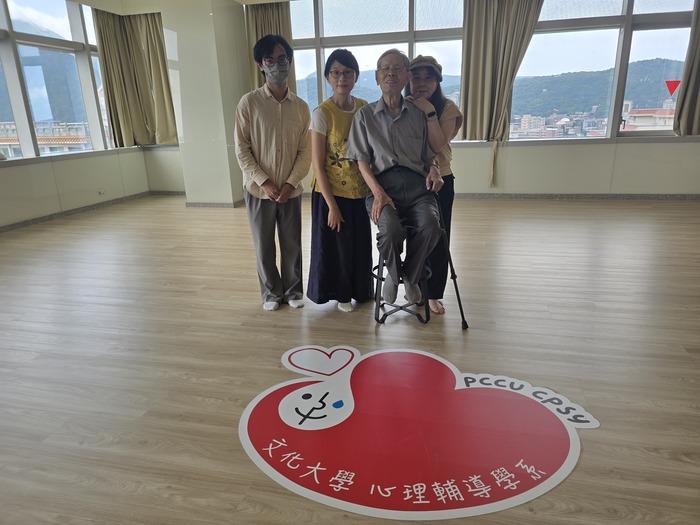 賀！本系劉焜輝創所所長與李素芬老師回蒞臨母校訪視。圖片
