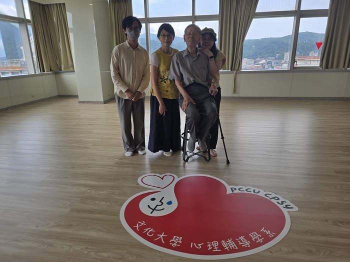 賀！本系劉焜輝創所所長與李素芬老師回蒞臨母校訪視。圖片
